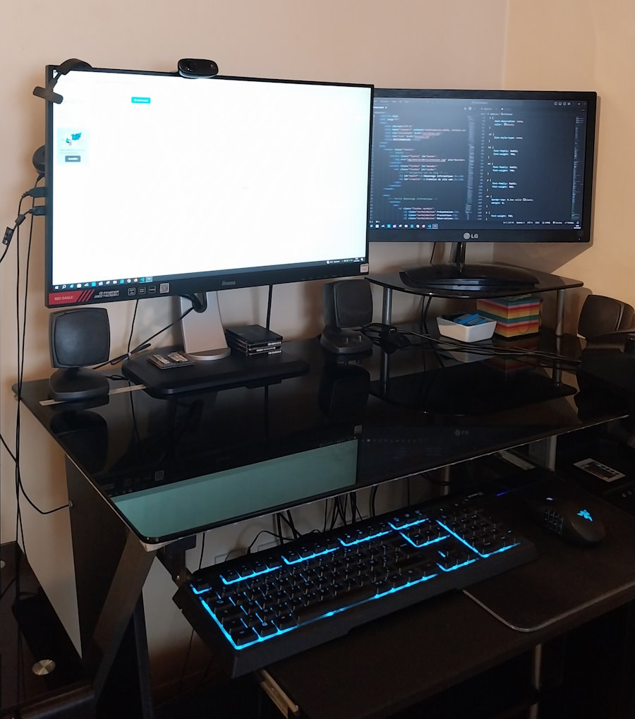 Photo d'un bureau avec un ordinateur et deux écrans